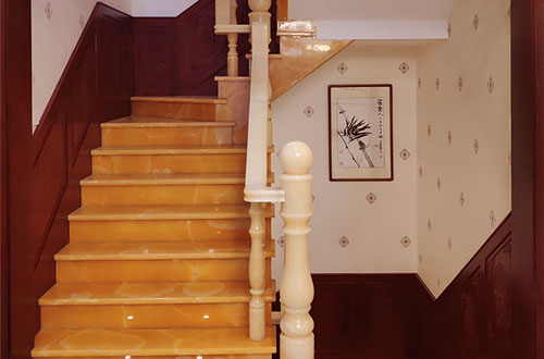 桐城中式别墅室内汉白玉石楼梯的定制安装装饰效果
